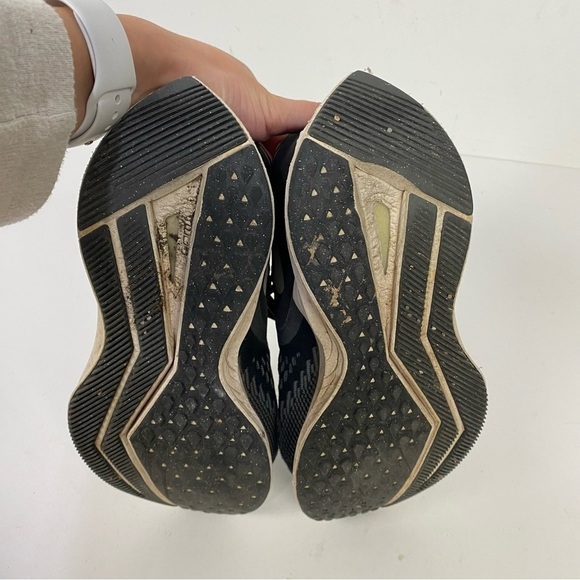 Nike Zoom Winflow Black & White athletic running shoes - Picture 7 of 8